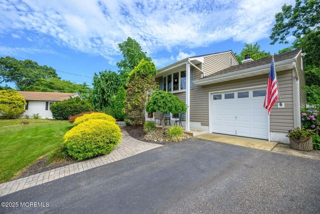 2 Darien Circle, Howell, NJ 07731