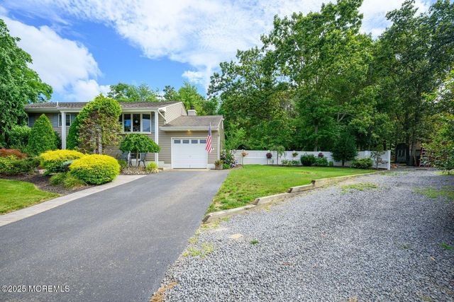 2 Darien Circle, Howell, NJ 07731