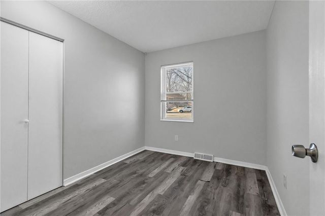 2500 NW SALEM Court, Blue Springs, MO 64015