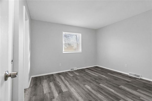 2500 NW SALEM Court, Blue Springs, MO 64015