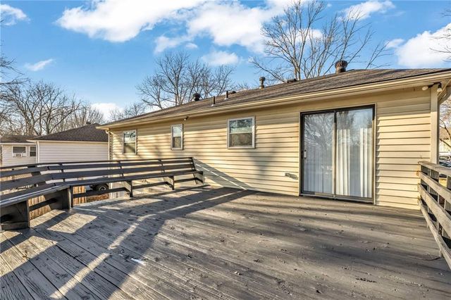 2500 NW SALEM Court, Blue Springs, MO 64015