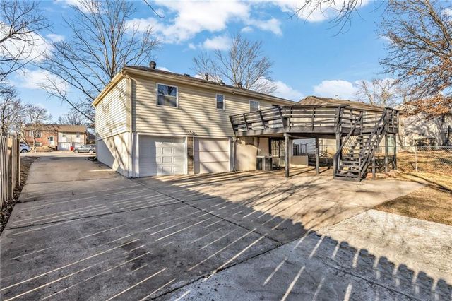 2500 NW SALEM Court, Blue Springs, MO 64015