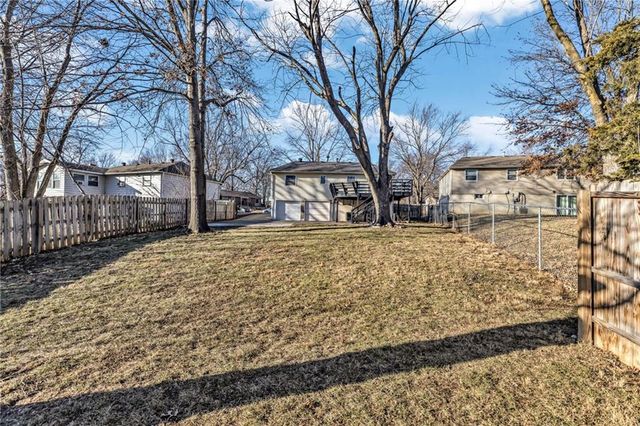 2500 NW SALEM Court, Blue Springs, MO 64015