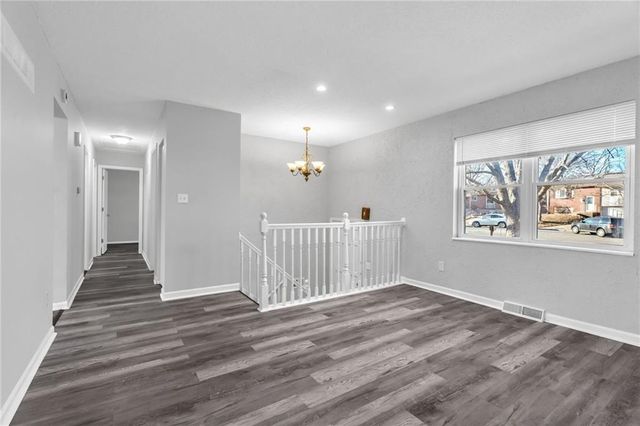 2500 NW SALEM Court, Blue Springs, MO 64015