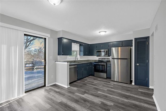 2500 NW SALEM Court, Blue Springs, MO 64015