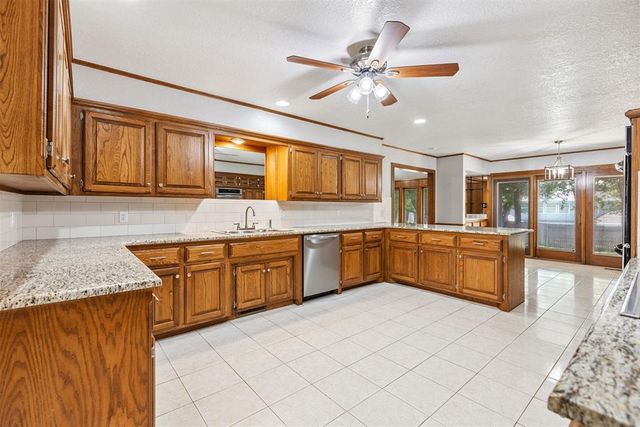 916 Fox Hill Drive, Edmond, OK 73034