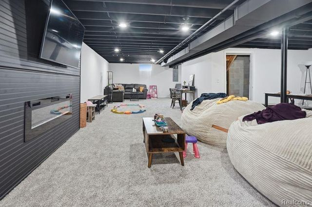 7812 Yorkshire Drive, Almont, MI 48003