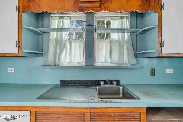 8 Church Street, Middletown, NJ 07748