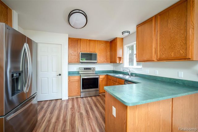 19108 Red Oak Lane, Brownstown, MI 48193