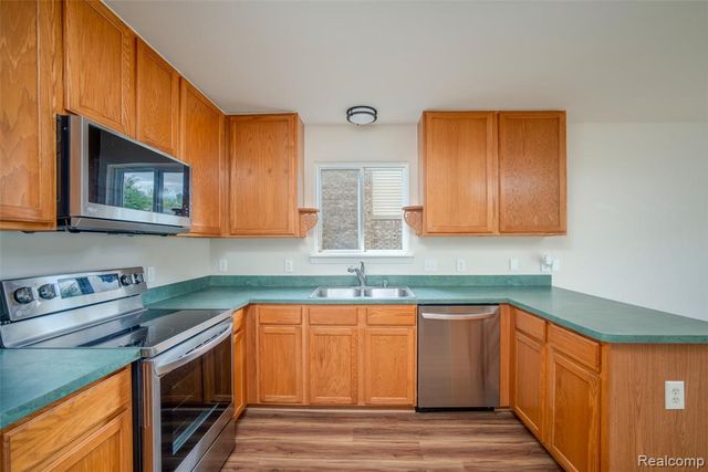 19108 Red Oak Lane, Brownstown, MI 48193