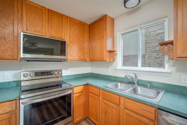 19108 Red Oak Lane, Brownstown, MI 48193