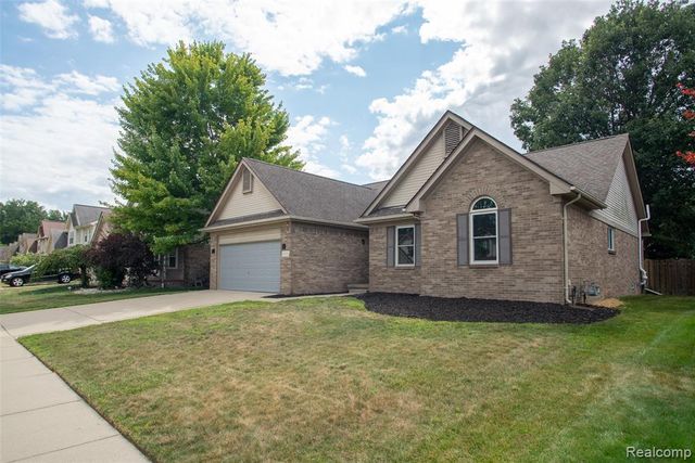 19108 Red Oak Lane, Brownstown, MI 48193