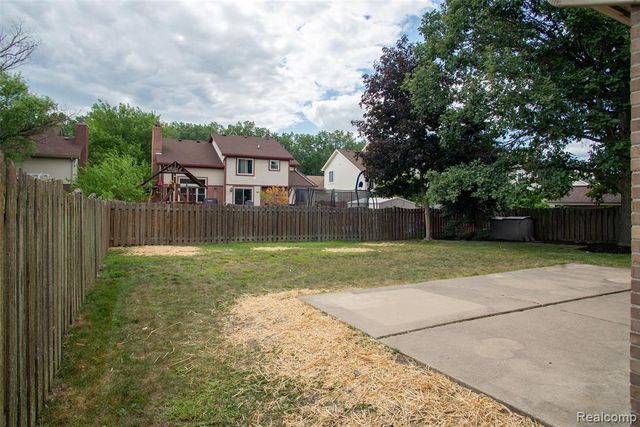 19108 Red Oak Lane, Brownstown, MI 48193