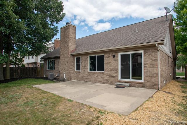 19108 Red Oak Lane, Brownstown, MI 48193