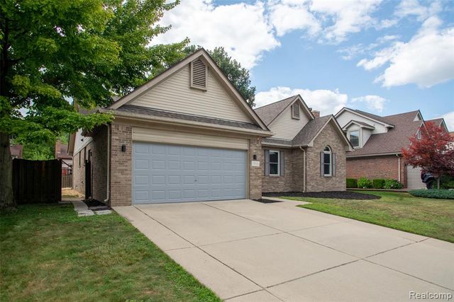 19108 Red Oak Lane, Brownstown, MI 48193