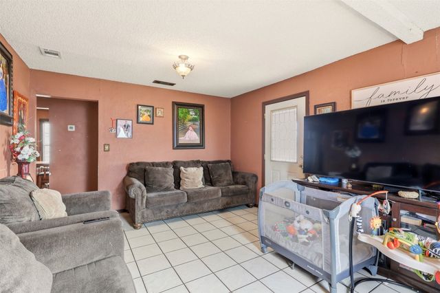 2333 N Chandler Drive E, Fort Worth, TX 76111