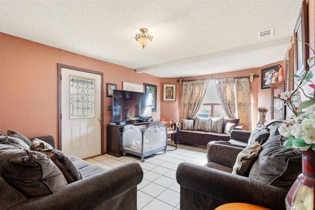 2333 N Chandler Drive E, Fort Worth, TX 76111