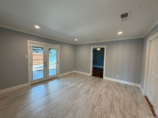 2555 W KINGS HWY, San Antonio, TX 78228