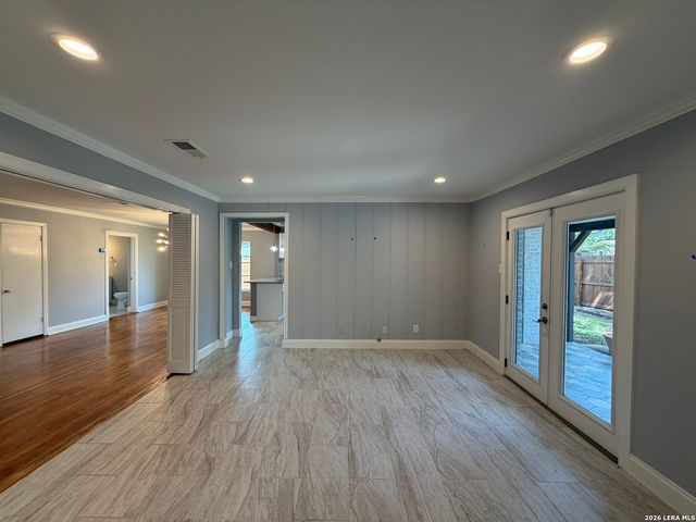 2555 W KINGS HWY, San Antonio, TX 78228
