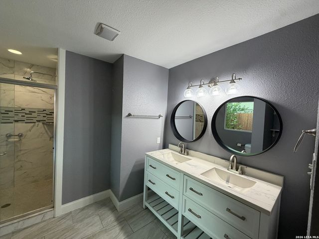 2555 W KINGS HWY, San Antonio, TX 78228