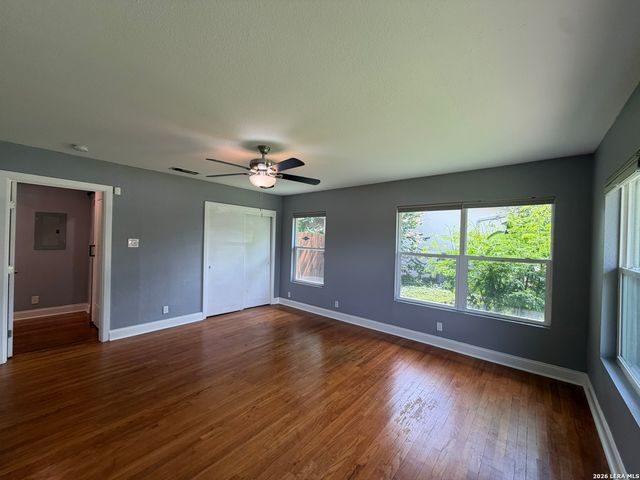 2555 W KINGS HWY, San Antonio, TX 78228