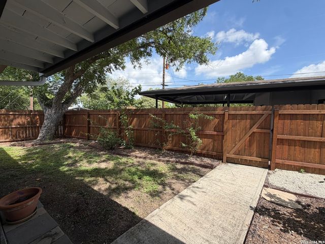 2555 W KINGS HWY, San Antonio, TX 78228