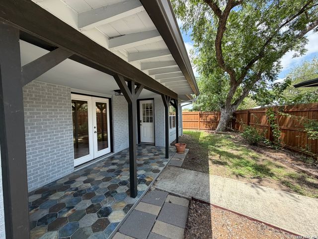 2555 W KINGS HWY, San Antonio, TX 78228