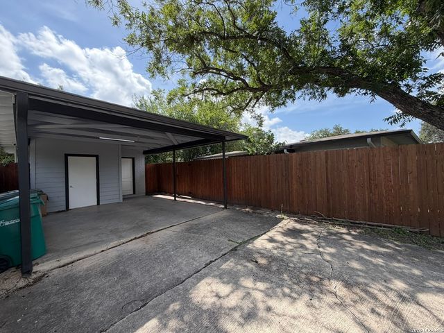2555 W KINGS HWY, San Antonio, TX 78228