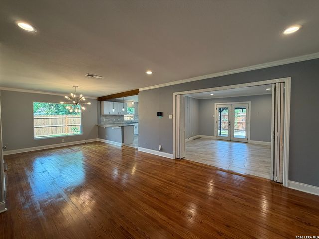 2555 W KINGS HWY, San Antonio, TX 78228