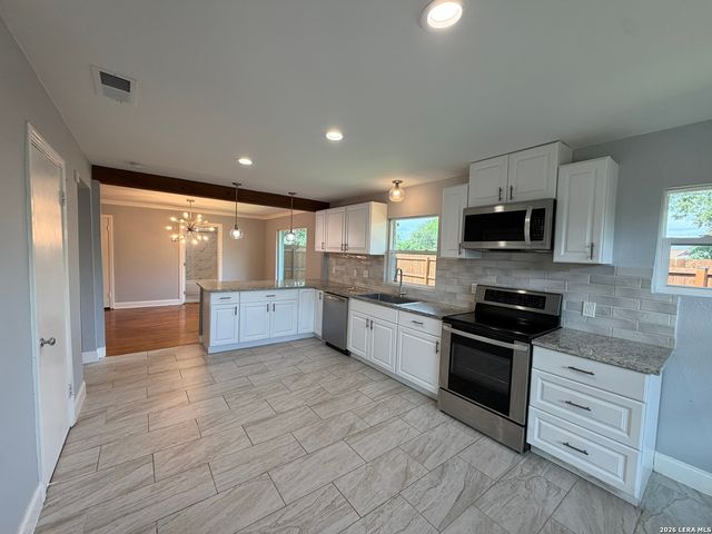 2555 W KINGS HWY, San Antonio, TX 78228