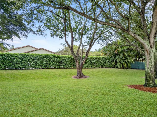 9880 Kamena Circle, Boynton Beach, FL 33436