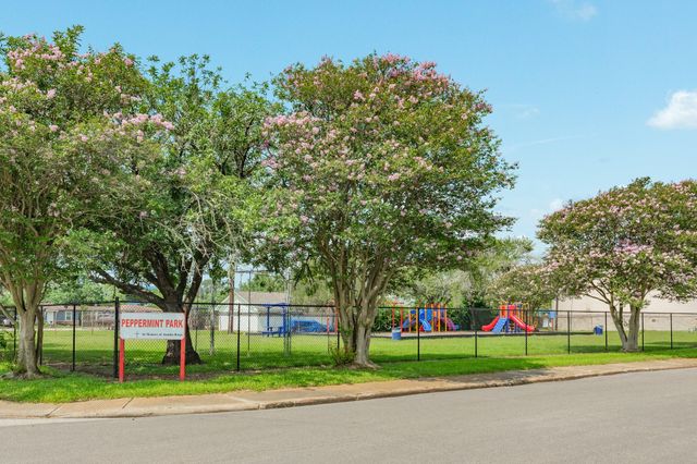 1130 W 8th Street, Freeport, TX 77541
