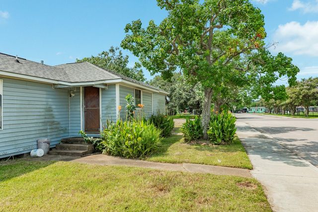1130 W 8th Street, Freeport, TX 77541