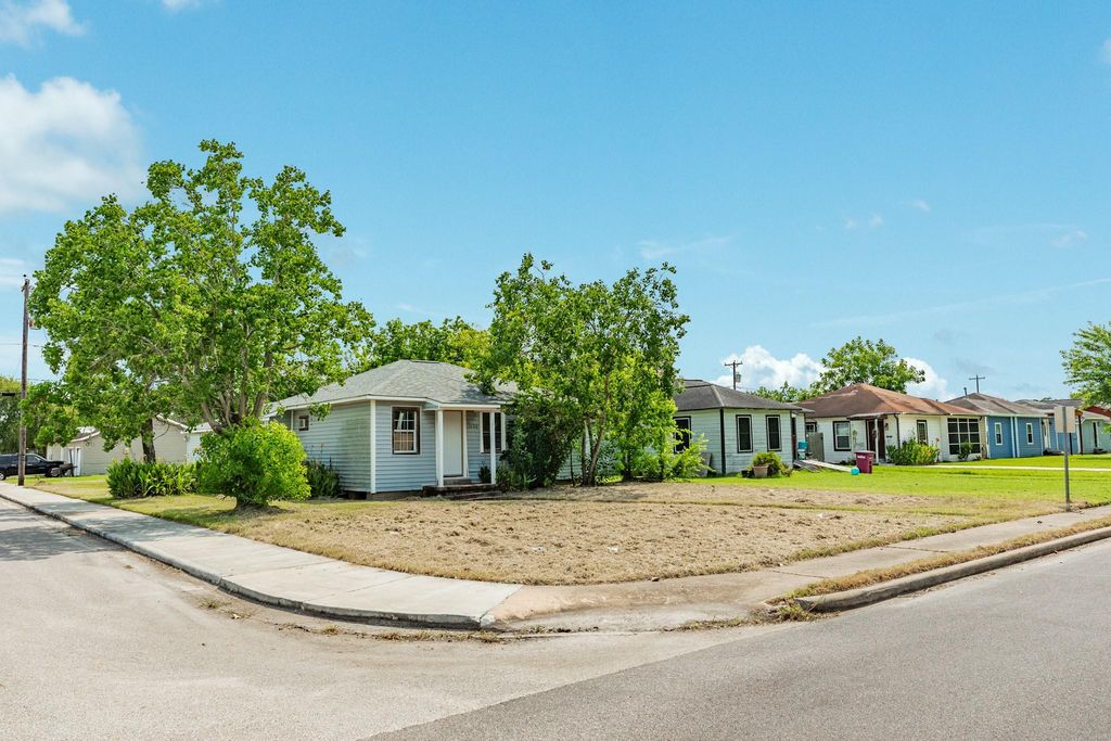 1130 W 8th Street, Freeport, TX 77541