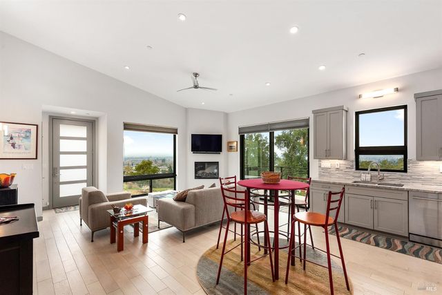 5095 Knollwood Ct, Santa Rosa, CA 95403