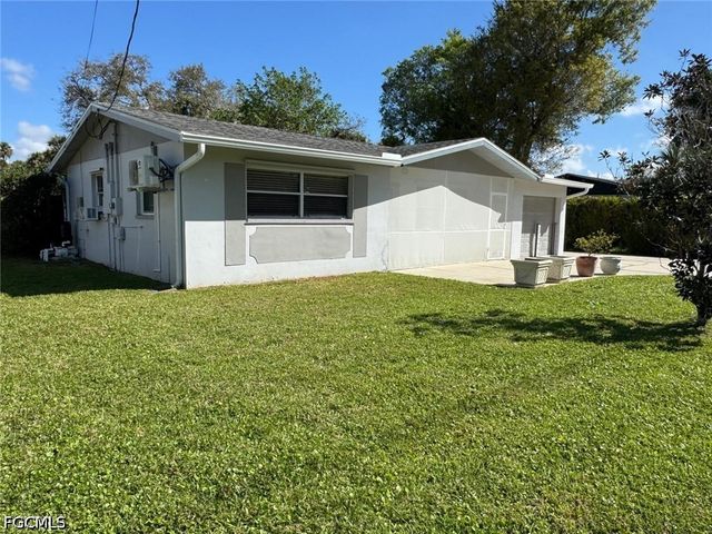 698 Muscogee DR, North Fort Myers, FL 33903
