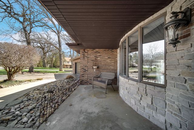 9894 W Oakridge Drive, St. John, IN 46373