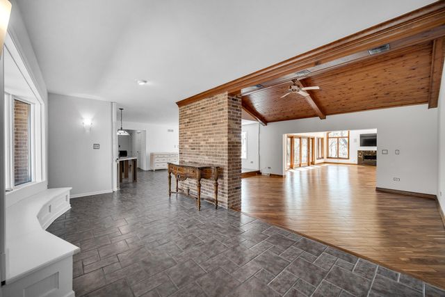 9894 W Oakridge Drive, St. John, IN 46373