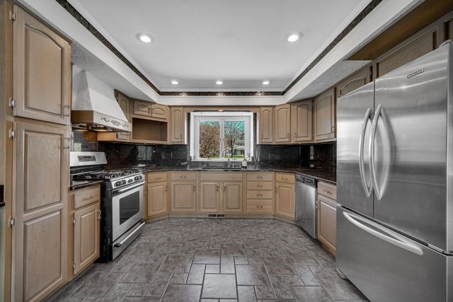 9894 W Oakridge Drive, St. John, IN 46373