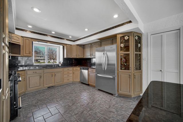 9894 W Oakridge Drive, St. John, IN 46373