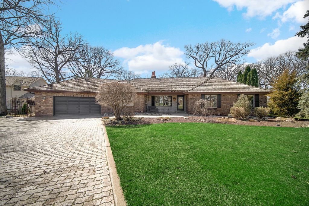 9894 W Oakridge Drive, St. John, IN 46373