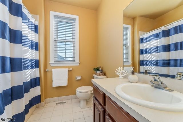 12 Foxwood Ln, Lopatcong Twp., NJ 08865