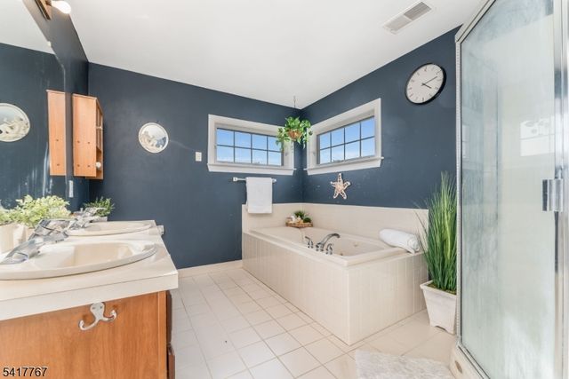 12 Foxwood Ln, Lopatcong Twp., NJ 08865