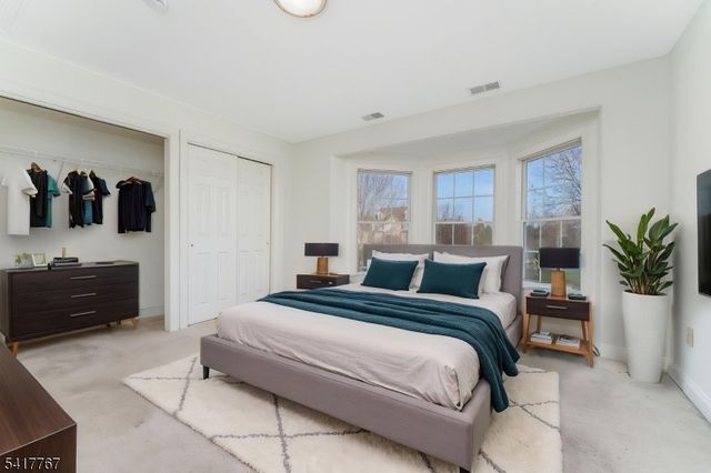 12 Foxwood Ln, Lopatcong Twp., NJ 08865