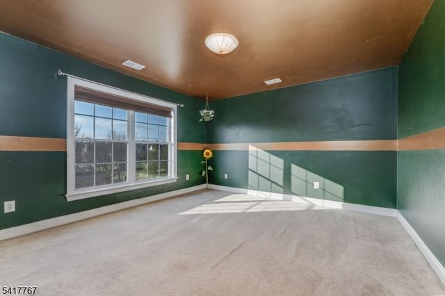 12 Foxwood Ln, Lopatcong Twp., NJ 08865