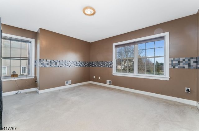 12 Foxwood Ln, Lopatcong Twp., NJ 08865