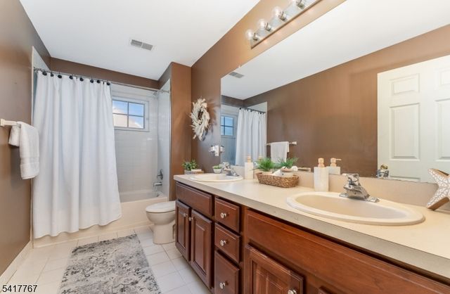 12 Foxwood Ln, Lopatcong Twp., NJ 08865