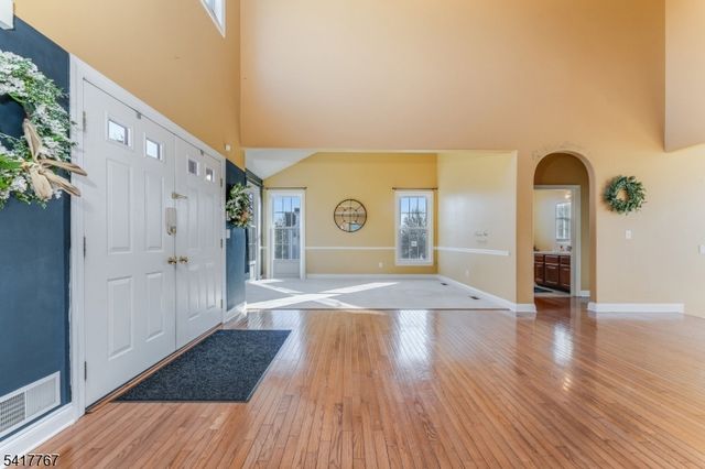 12 Foxwood Ln, Lopatcong Twp., NJ 08865