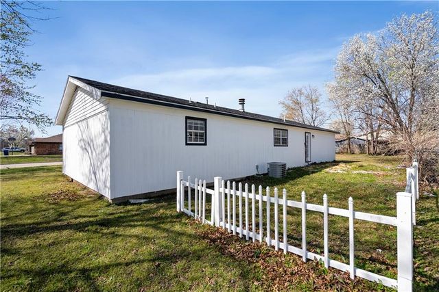 401 N Edgewood Drive, Coffeyville, KS 67337