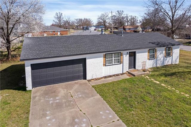 401 N Edgewood Drive, Coffeyville, KS 67337
